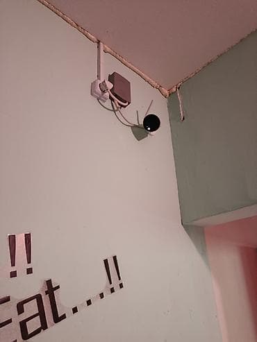 IP‑камера Dahua (внутренняя), установленная на кронштейне -