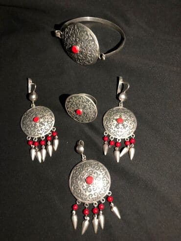 Продаю комплект серебро почти новый,сережка,колечкикулон,и браслет