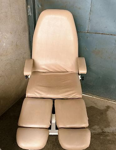 Маникюрные столы: Косметологическое/педикюрное кресло бежевого цвета. - Эргономичная — 2