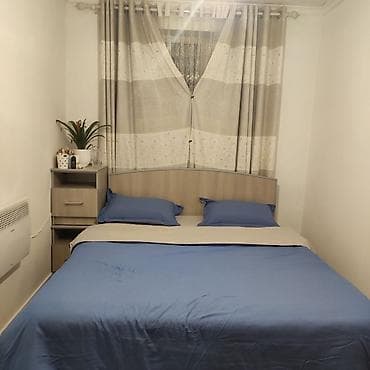 Кирпич, строительные блоки: Продаю двуспальную кровать и 2 тумбы, с матрасом (чистая). состояние — 2