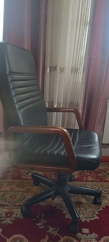 офисные столы буу: Офисное кресло, Б/у, С колесиками, цвет - Черный, Кожа, Самовывоз, Платная доставка — 2