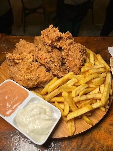Большая порция хрустящей курицы во фритюре с картофелем фри и двумя at lalafo.kg Большая порция хрустящей курицы во фритюре с картофелем фри и двумя
