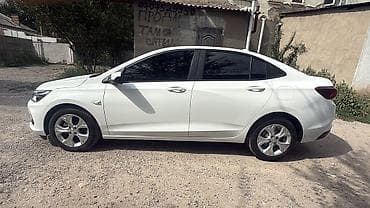 Транспорт: Chevrolet Onix: 2020 г., 1 л, Автомат, Бензин, Седан — 7
