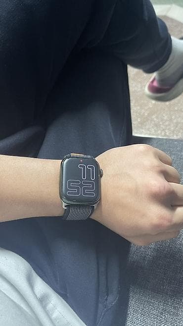 Смарт‑часы Apple Watch 7 45мм, цвет корпуса — тёмно‑зелёный. Экран —