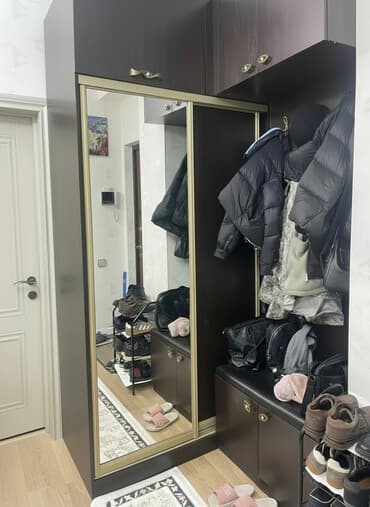 Прихожая-гардероб с зеркальным шкафом-купе и модулем для хранения at lalafo.kg Прихожая-гардероб с зеркальным шкафом-купе и модулем для хранения
