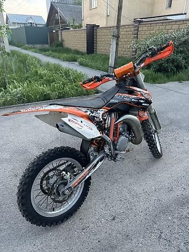 питбайк ктм: Кроссовый мотоцикл KTM (оранжево‑черный), двухтактный. Основные — 3