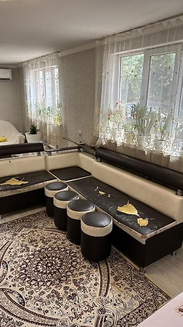 Кухонный уголок с пуфиками и узкой спинкой-валиком. Комплектация: - — 5