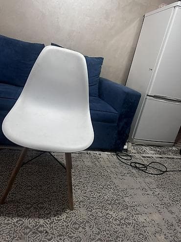 small table: Стул в стиле Eames DSW - Материал сиденья: прочный матовый пластик — 1