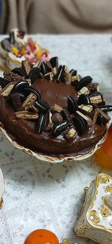 Шоколадный торт с ассорти популярных батончиков и печенья - Богатая