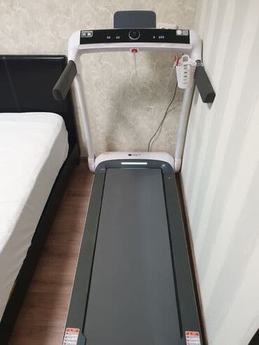 тренажер беговая дорожка для дома цена: Беговая дорожка с компактным дизайном, выполненная в белом и сером — 1