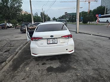 platz vitz: Toyota Corolla: 2019 г., Гибрид, Седан — 5