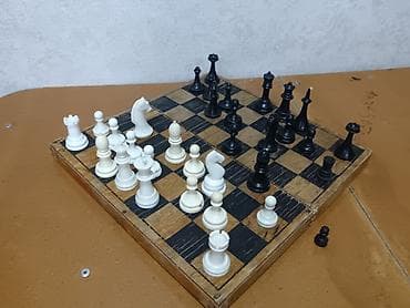 Шахматы с доской - Комплект из 32 фигур классической формы: черные и at lalafo.kg Шахматы с доской - Комплект из 32 фигур классической формы: черные и