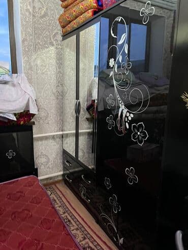 Лестницы и комплектующие: Спальный гарнитур в современном стиле, черный глянец с белым цветочным — 2