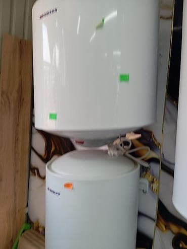 Два белых цилиндрических водонагревателя марки «BULLION». Компактные