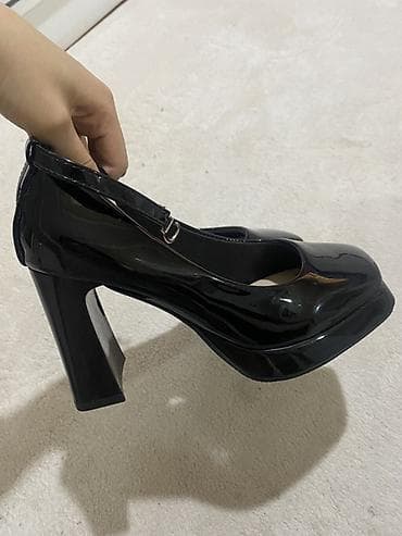 Лакированные туфли на каблуке - Цвет: черный, глянцевый лак - Форма