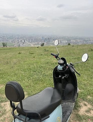 super soco tc: Электроскутер в ретро-стиле, мятно‑серый цвет кузова. Электроскутер — 4