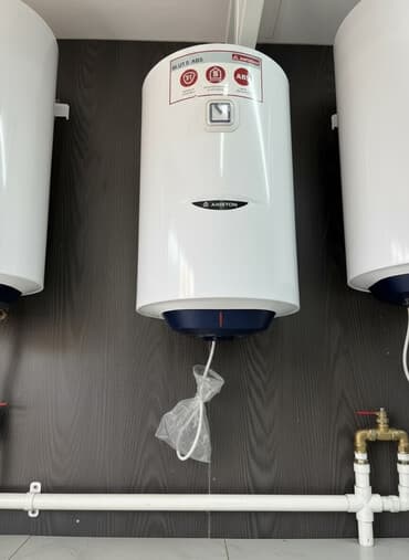 Накопительный водонагреватель Ariston цилиндрической формы в белом