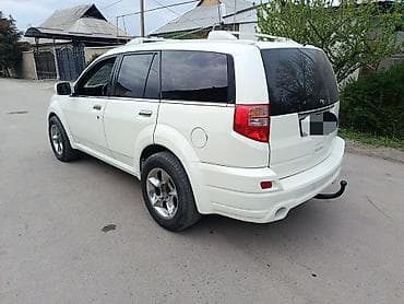 tayota progres: Белый 5‑дверный izuzu кроссовер/внедорожник. Основные особенности: - — 4