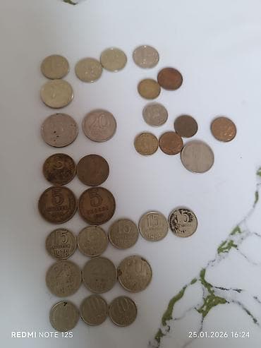 клавишные инструменты: Набор разножанровых монет и банкнот из разных стран Состав по фото: - — 1