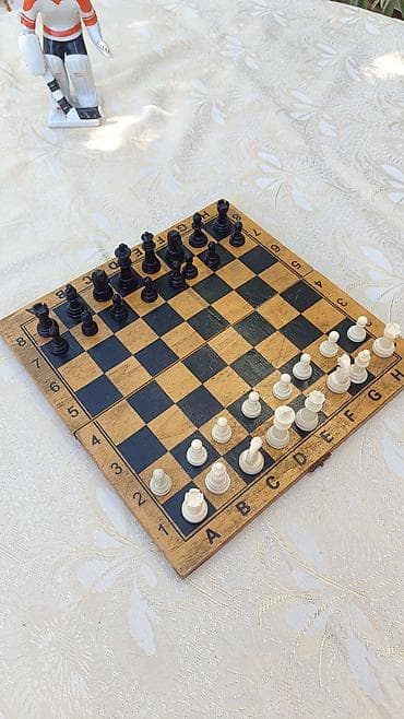 Шахматы советские с доской-футляром - Классический набор: 32 фигуры