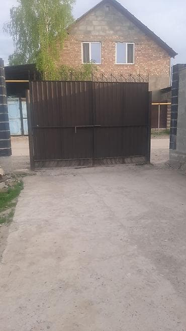 Продаю б/уМеталлические распашные ворота с калиткой размер высота