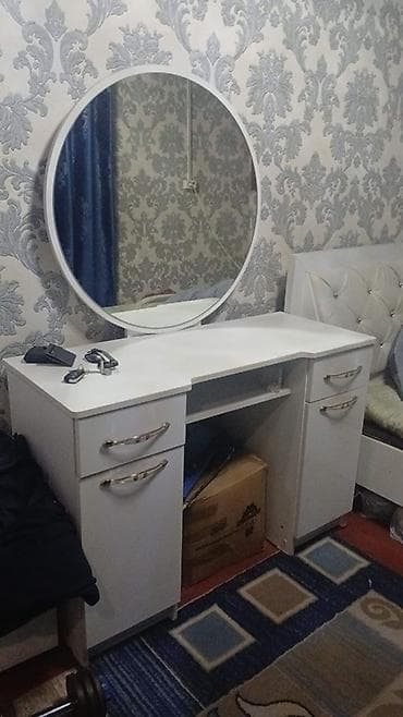 Даараткана үчүн үстөл, Колдонулган, Күзгүсү менен, түсү - Ак, ЛДСП