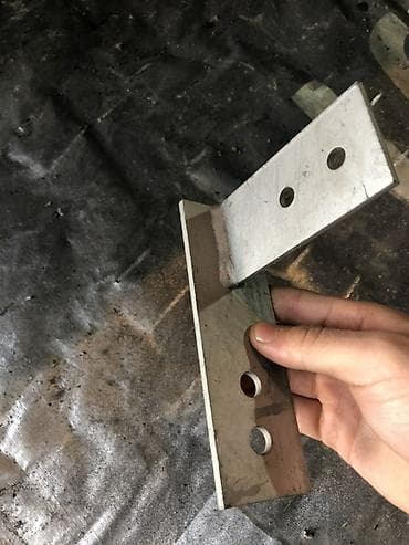 уголок железа: Угловой металлический кронштейн 90° - Материал: металл (судя по виду — 2