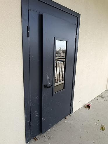 Двери для подъездов: Металлическая дверь с остеклением установка кылам замок ручка стекло — 1