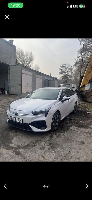 Электромобиль GAC Aion S Plus, белый седан. Основные особенности: -