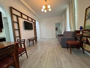 Студия, Кыймылсыз мүлк агенттиги, Толугу менен эмереги бар