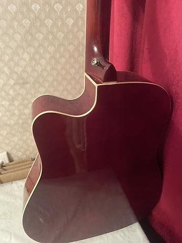 суб борд: Акустическая гитара dreadnought с вырезом (cutaway). - Корпус формата — 4