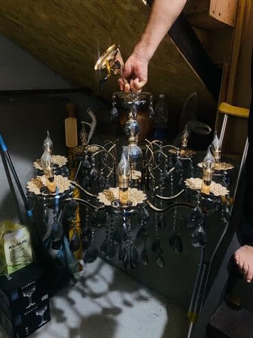 люстра новый: Элегантная люстра с восемью рожками, выполненная в контрастных — 3