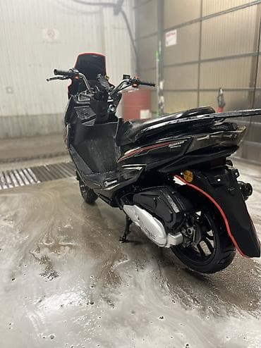 gsx 200: Скутер/макси-скутер 150–200 см³ (визуально класс GT), черный с — 4