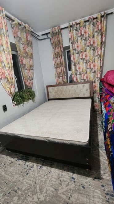 двуспальная кровать с подъемным механизмом: Двуспальная кровать с мягким изголовьем и выдвижными ящиками - Размер — 6