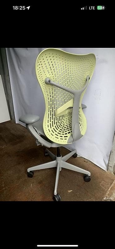 Офисные кресла: Эргономичное компьютерное кресло с сетчатой спинкой Herman Miller — 4