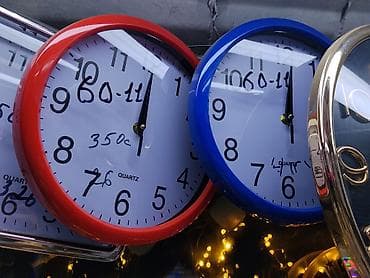 Кварцевые настенные часы классического типа. - Круглый корпус из