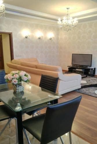 суточный квартира бишкек политех: 1 бөлмө, Мончо буюмдары, Жайлашуу күнү-түнү, Унаа токтотуучу жай — 1