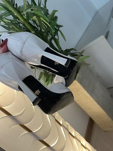 Сапоги: Белые женские лодочки на шпильке с ремешком вокруг щиколотки. - — 9