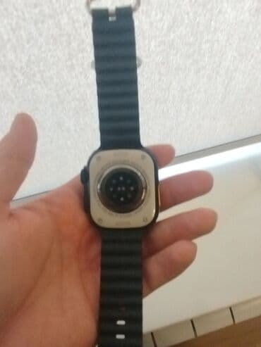 Apple Watch: Смарт-часы с квадратным корпусом и черным ремешком. Состояние — 5