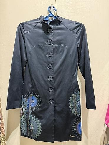 де косы: Плащ темно-синий с красивым принтом. Размер S — 1