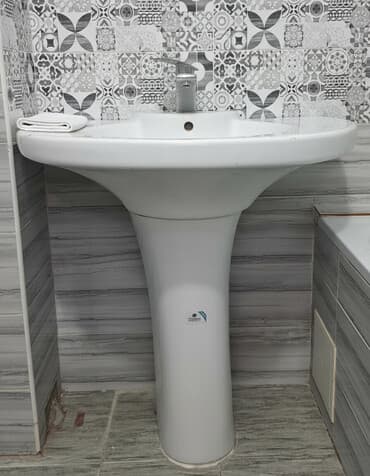 бак в баню: Раковина для ванной, Особенности: Глянцевое, Овальная форма, Материал: Керамика, Размер: 85 x 75 см — 1