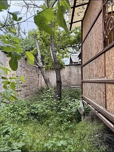ошский рынак: 🏡 Продаётся просторный дом 📍 Район Ош базар Срочная продажа! • 🛏 — 4