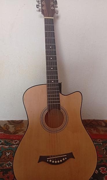 колка: Акустическая гитара с вырезом (cutaway), дредноут. Особенности: - — 1