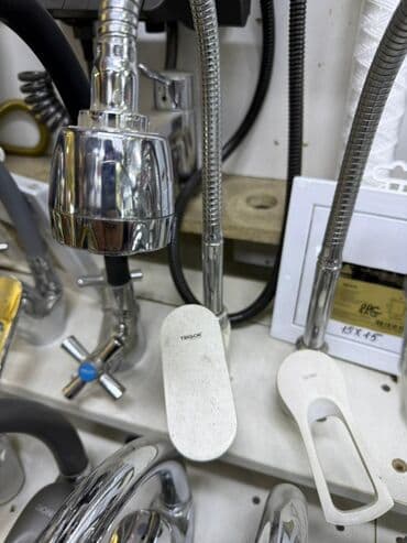 Гибкий кухонный смеситель с поворотным изливом и выдвижной лейкой - at lalafo.kg Гибкий кухонный смеситель с поворотным изливом и выдвижной лейкой -