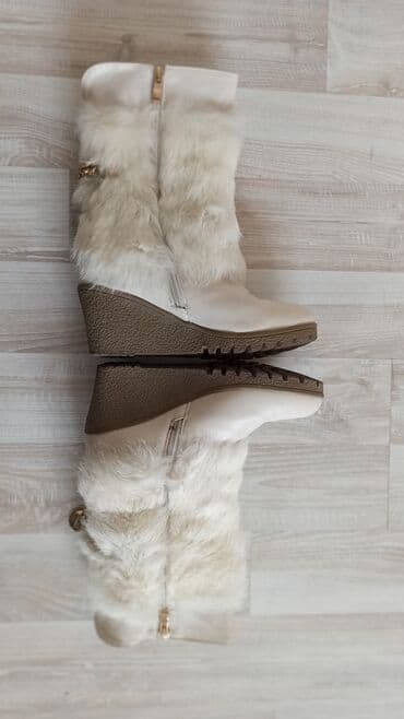 сапоги зимние женские натуральная кожа натуральный мех распродажа: Сапожки женские зимние, стильные с мехом наружу. Белого цвета, размер — 6
