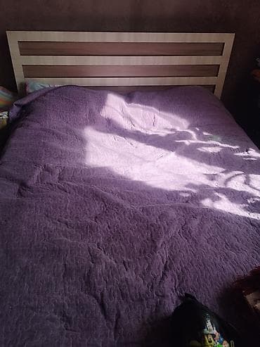 кровати двухспалки: Двуспальная кровать с матрасом. - Размер спального места — 1