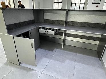 Рекламное оборудование: Стойка ресепшн, Материал: Дерево, 100 см * 100 см * 48 см, Б/у — 2