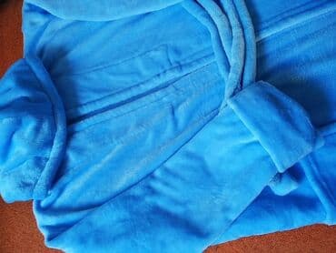 Халат новый с капюшоном,накладными карманами и поясом,нежно голубого