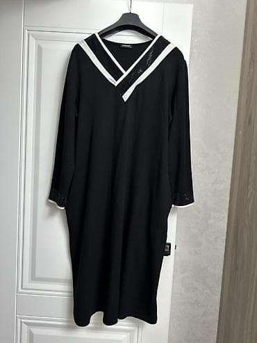 платье обтягивающие: Платье черное с V-образным вырезом. - Декор горловины: контрастные — 2