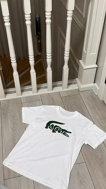 Белая футболка с принтом “Lacoste” в виде зелёного крокодила на груди